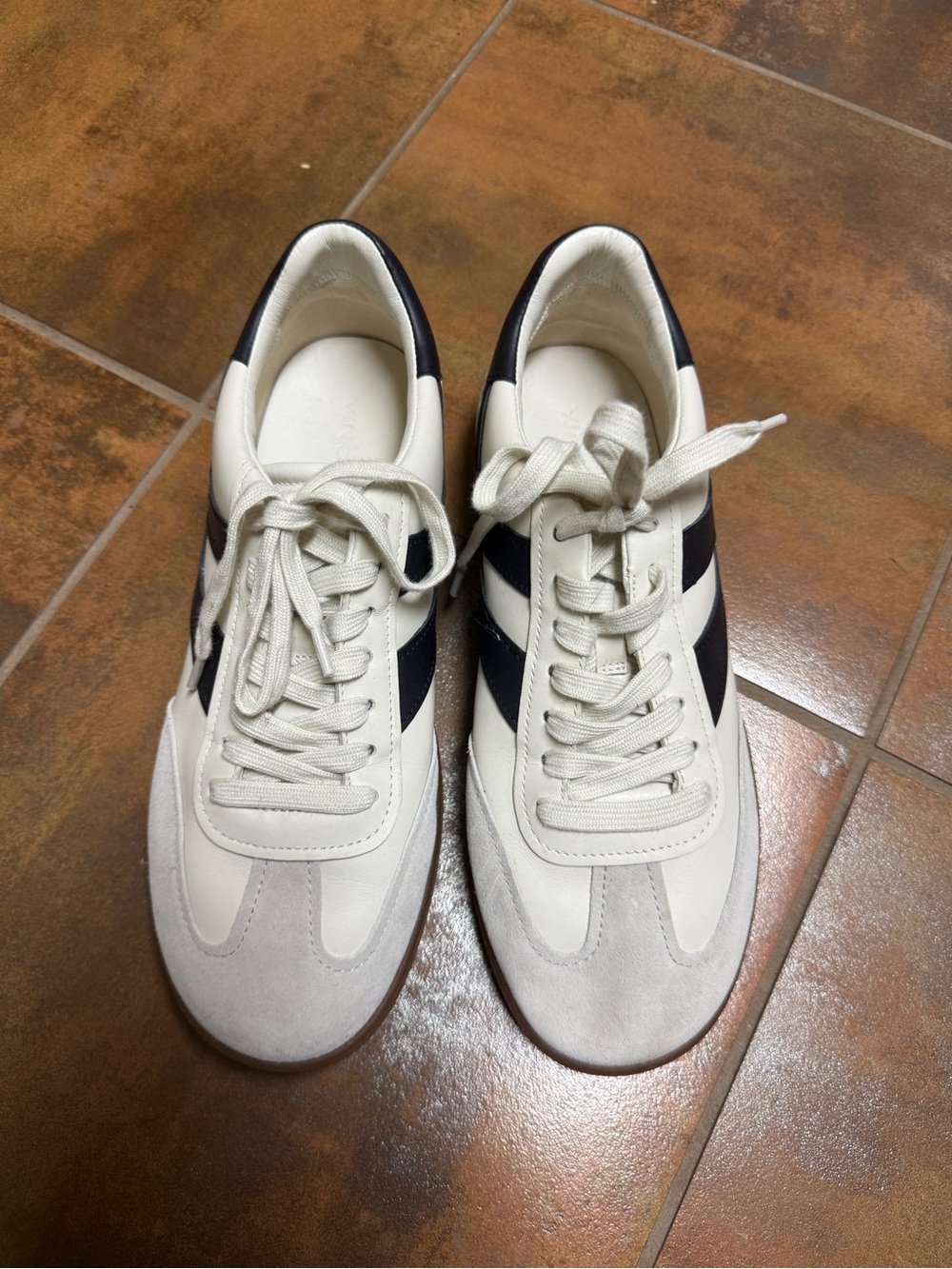 Vince Oasis Sneaker EUC